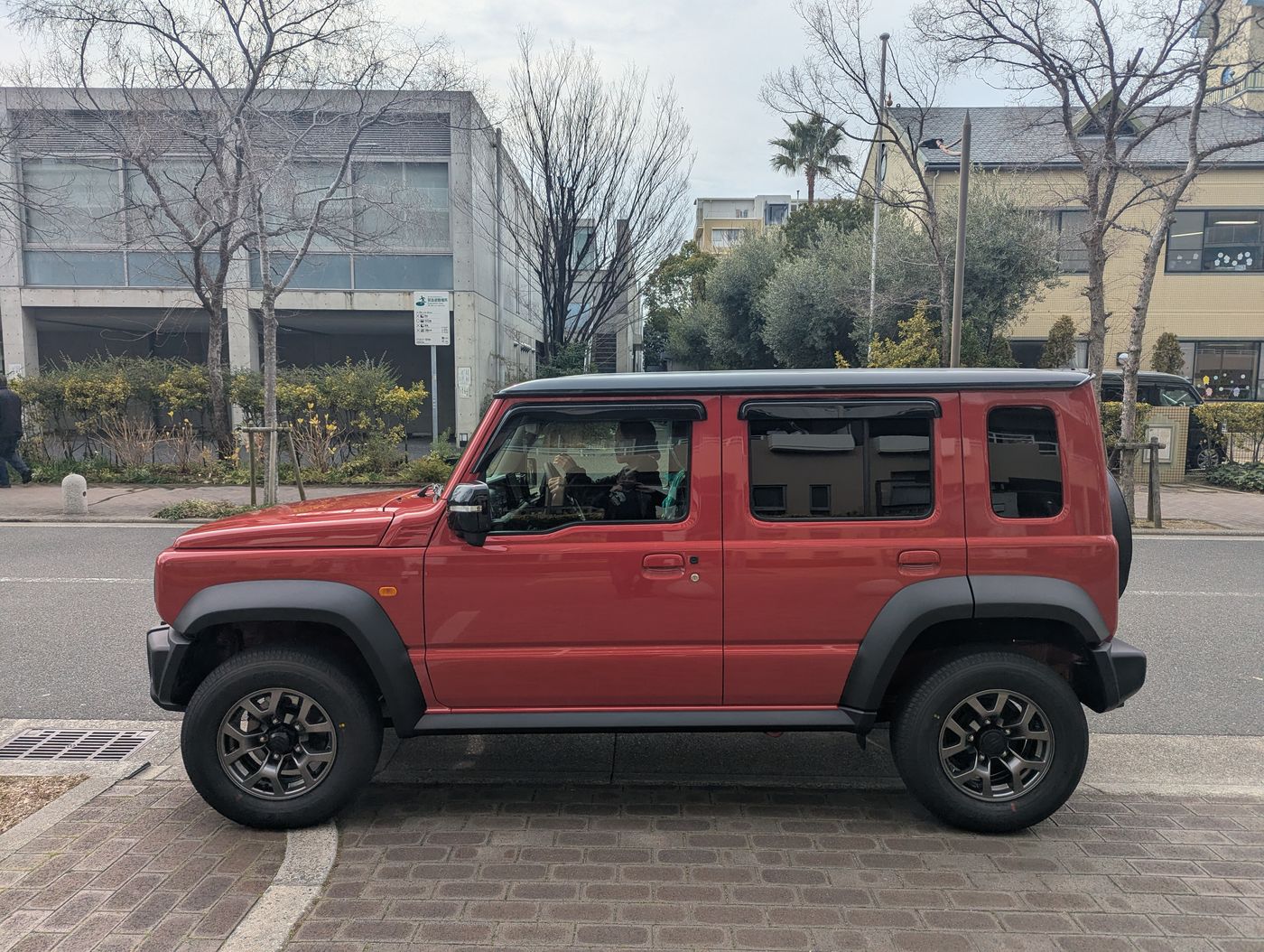 赤のジムニーノマド横から